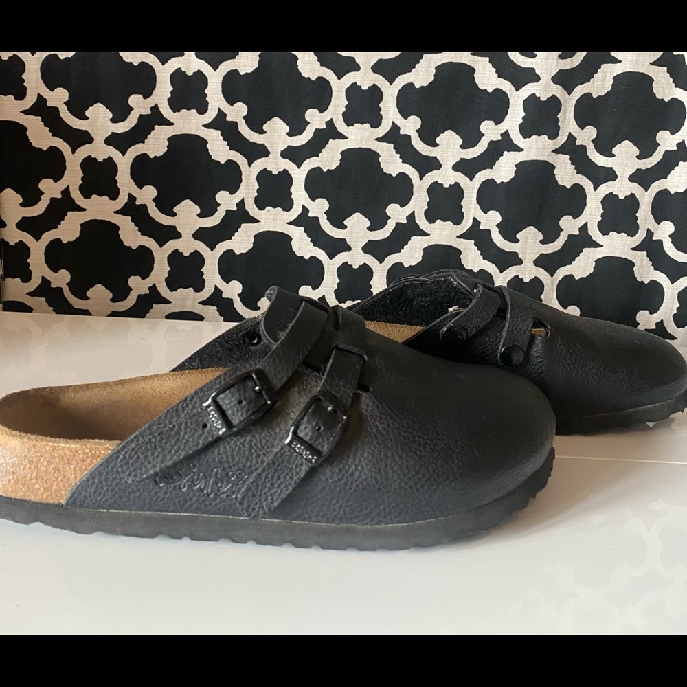 Birki’s Camden Black Leather Clogs